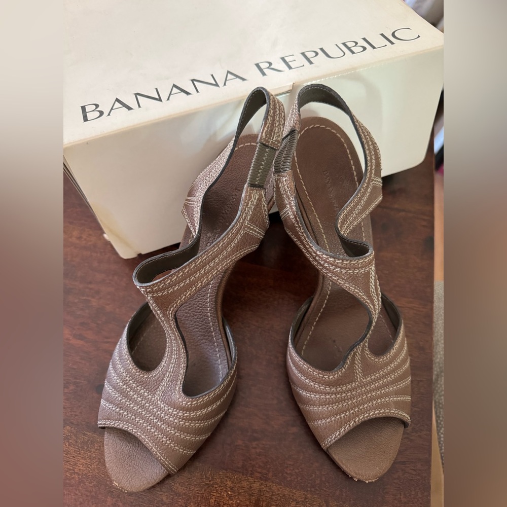 Banana republic T strap heels